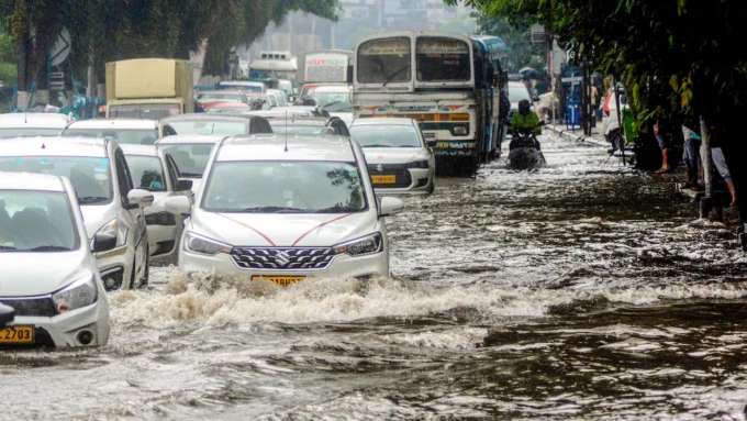 बारिश, तूफान और प्रदर्शन, दिल्ली-NCR में थम गई शहर की रफ्तार