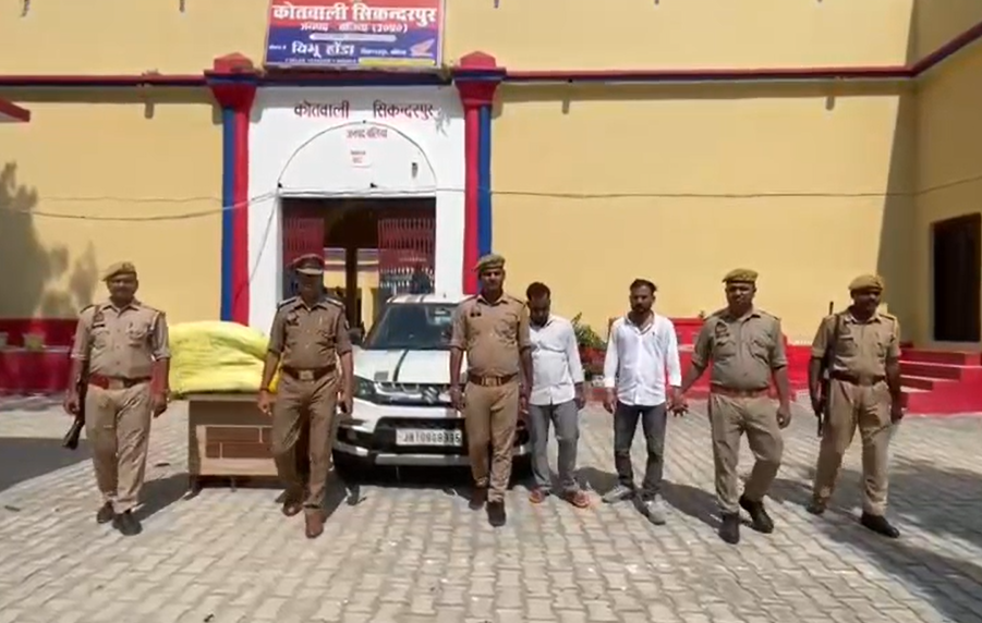 Ballia: ब्रेजा कार में नशे का काला कारोबार, 45 किलो गांजे के साथ तस्कर चढ़े पुलिस के हत्थे