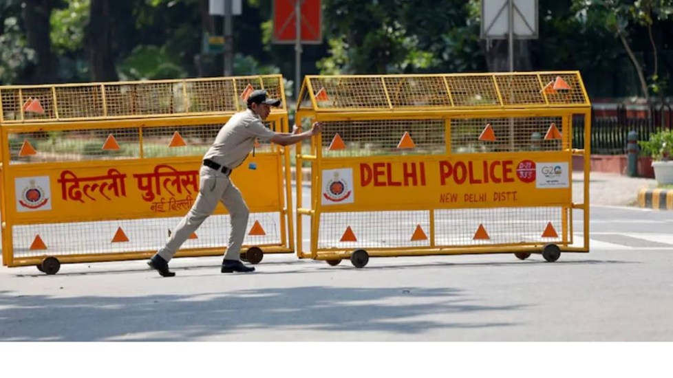 नोएडा-दिल्ली चिल्ला बॉर्डर पर हाई अलर्ट, बैरिकेडिंग और भारी पुलिस बल तैनात