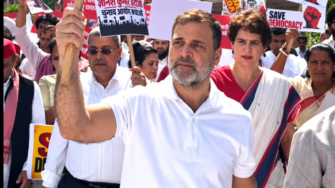 वोटर लिस्ट पर घमासान तेज, राहुल-प्रियंका धरने पर बैठे, CEC ज्ञानेश कुमार के इस्तीफे की मांग