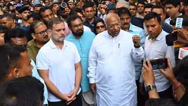 विपक्षी सांसदों का राजघाट मार्च, राहुल गांधी बोले- शांतिपूर्ण प्रदर्शन की भी इजाजत नहीं