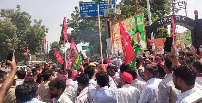 रायबरेली में सपा का प्रदर्शन पड़ा भारी, पुतला फूंकने पर पुलिस से झड़प, कार्यकर्ता हिरासत में