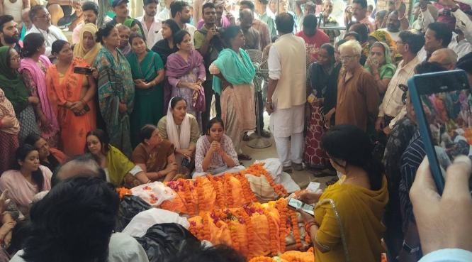 Lucknow: तिहरे हत्याकांड के बाद शव रखकर प्रदर्शन, इंस्पेक्टर और चौकी प्रभारी निलंबित
