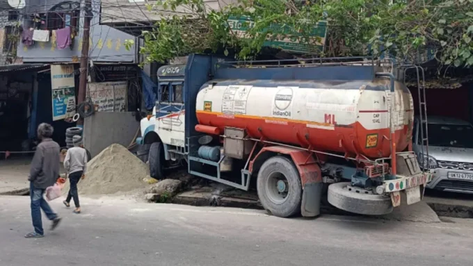 बदरीनाथ हाईवे पर टैंकर का कहर, स्कूटी चकनाचूर, कार और दुकानों को भी भारी नुकसान