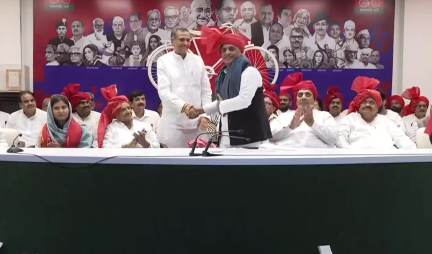 चुवाव से पहले UP में BJP को झटका, दिग्गज नेता Harveer Malik ‘साइकिल’ पर हुए सवार