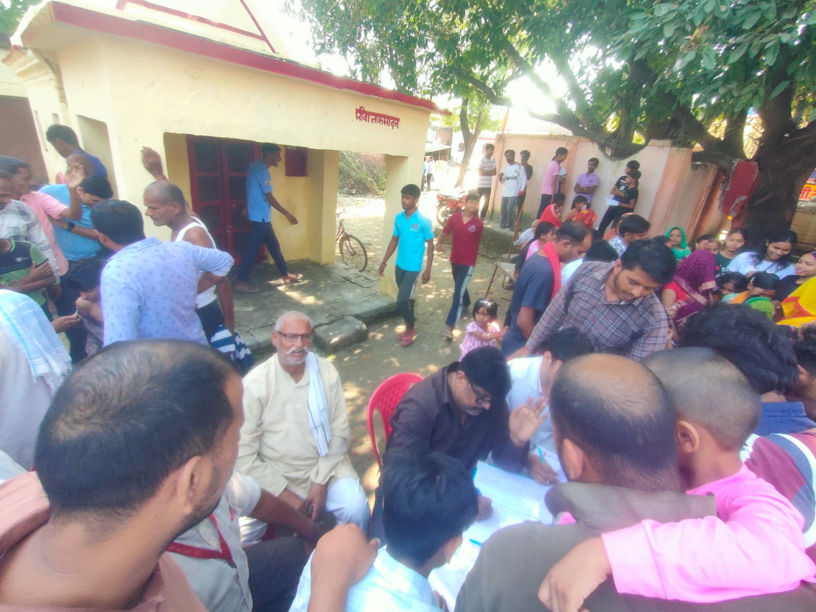 Gorakhpur: गाय की मौत के बाद गांव में रेबीज फैलने की दहशत