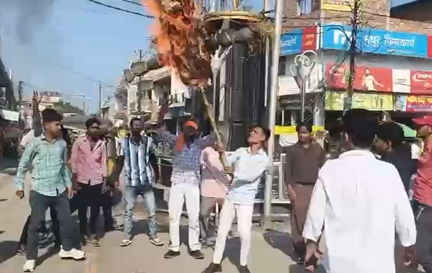 Maharajganj: जंतर-मंतर पर देशविरोधी नारों को लेकर हिंदू रक्षा दल का प्रदर्शन, दीपके का फूंका पुतला