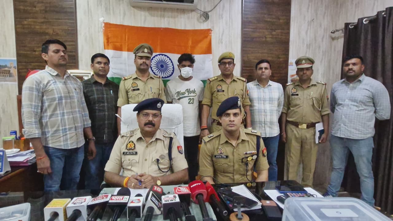 Greater Noida में घरों के ताले तोड़कर चोरी को अंजाम देने वाला गैंग चढ़ा पुलिस के हत्थे, एक बदमाश को लगी गोली