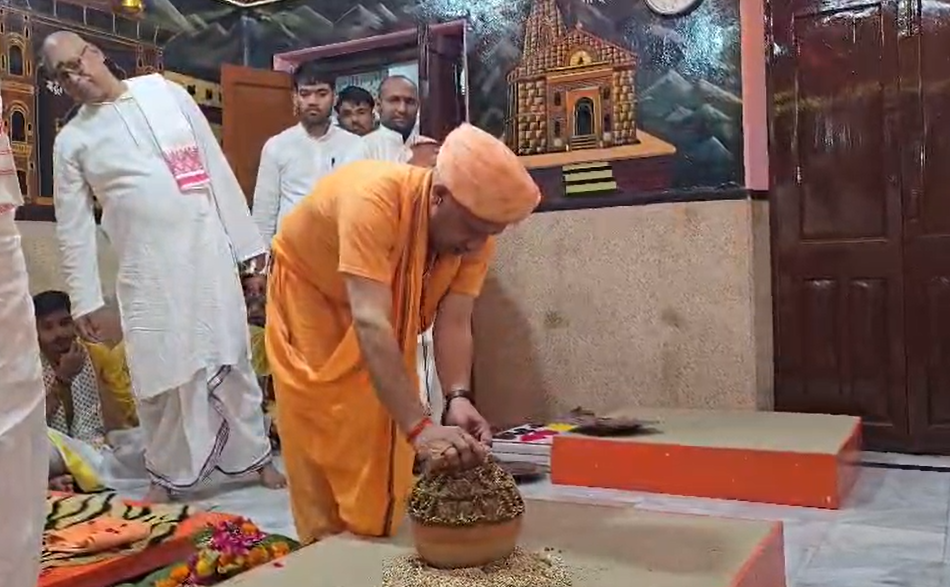 गोरखनाथ मंदिर में CM Yogi ने की कलश स्थापना, मां आदिशक्ति की आराधना के साथ महोत्सव का शुभारंभ