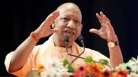 यूपी में हिंसा करने वालों के लिए सरकारी नौकरी के दरवाजे बंद? योगी सरकार ने बदले नियम