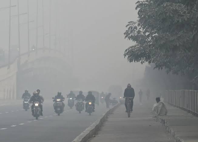 Delhi में सर्दी से पहले धुंध का कहर, सफदरजंग में विजिबिलिटी 500 मीटर तक सिमटी