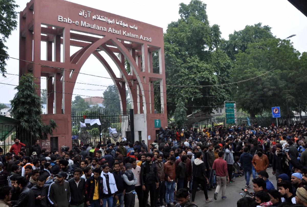 जामिया में छात्र प्रदर्शन के बीच नया विवाद, ABVP ने पुलिस से की FIR की मांग