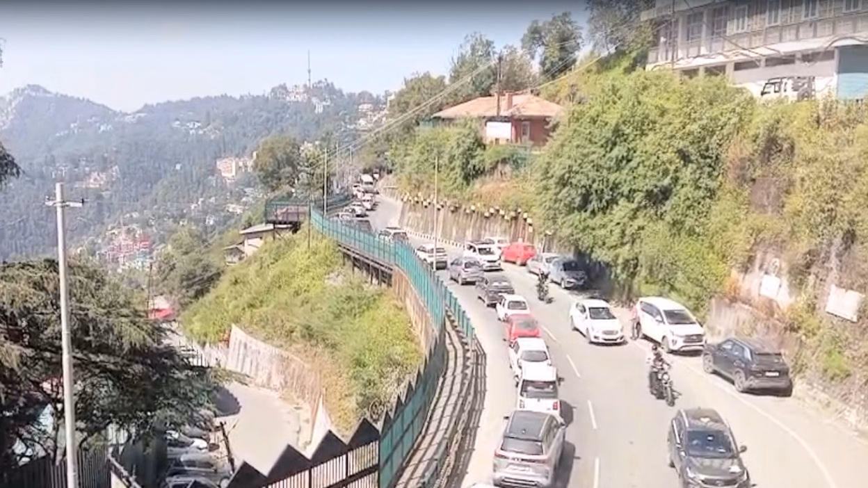 वीकेंड पर शिमला में उमड़ी पर्यटकों की भीड़, सड़कों पर लगा जाम