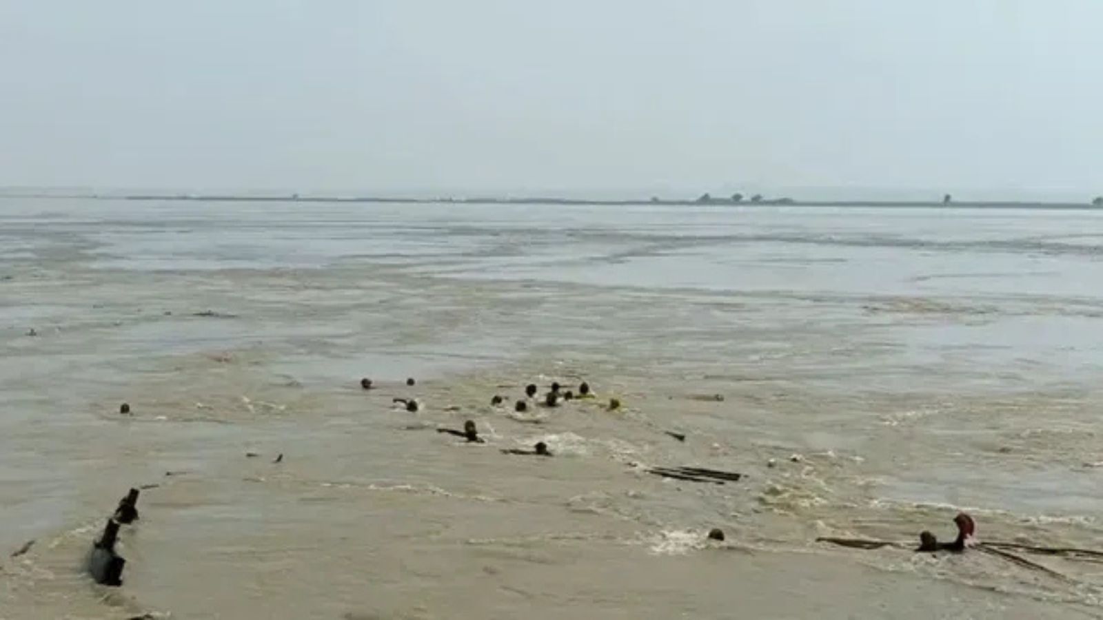 राघोपुर नाव हादसे में कई घरों के चिराग बुझे, NMCH में भर्ती दो बच्चों की हालत गंभीर